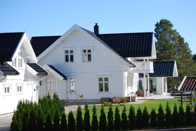 Eiendom med hvite hus